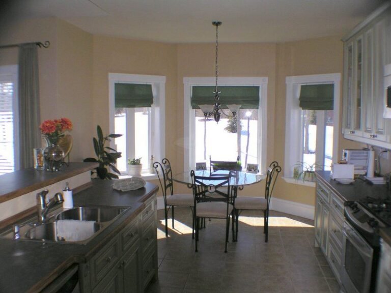 Kitchen Breakfast Hardwood - Ontario house by the builder