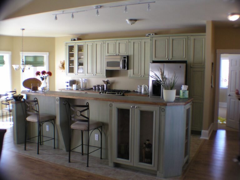 Kitchen Island Hardwood Open - Ontario house by the builder